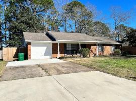 Cozy Ocean Springs Get-away, villa in Ocean Springs