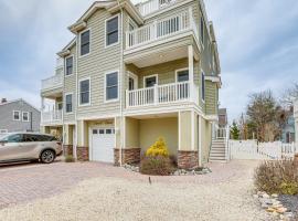 Long Beach Island Townhome with Rooftop Deck!, hotel in Long Beach