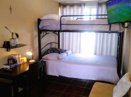 Habitacion con dos camas dobles y baño propio, hotel a Puebla