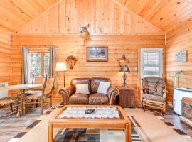 Cozy Bigfork Cabin with Canoes Walk to Swan River!，比格福克的度假屋