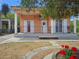 House with yard, hotel in Alykes Potamou