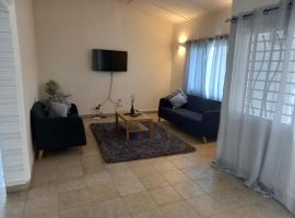 Modern Bungalow with private pool and patio, hotel in Old Yundum