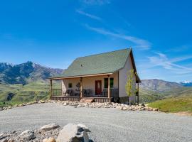 Pateros Home with Deck, 7 Mi to Alta Lake Park!, hotel v destinácii Brewster