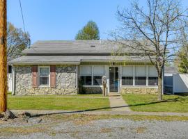 Harrisburg Home with Private Yard and Screened Porch!, hotel a Harrisburg