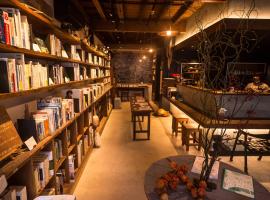 Book & Guesthouse Hitotomaru: Toyooka şehrinde bir otel