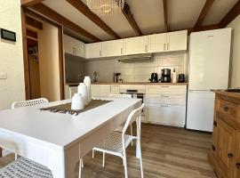 Maison rénovée 2023 à La Palmyre - Proche plage et commerces - 4 pers, terrasse et parking - FR-1-705-17, hotel en La Palmyre