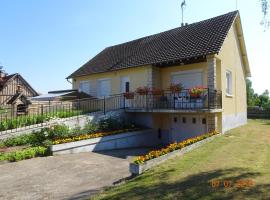 Gîte familial en Sologne : jardin, équipements enfants, vélos, proche Châteaux de la Loire - FR-1-491-348, hotel in Dhuizon