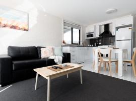 Riverside Gem with Parking & WiFi, Ferienwohnung in Alanvale