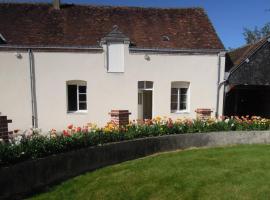 Gîte charmant avec cheminée et jardin à Danzé - FR-1-491-399, hotel a Azé