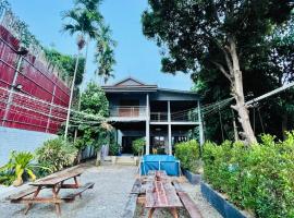HOLY VILLA 4rooms, 5beds, 6baths, 1KCH, 1LR riverside private villa, cabana o cottage a Kampot