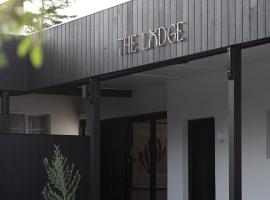 The Lodge - 4 Luxury Central Private Studio Rooms - Free wifi, hotel in Mount Gambier