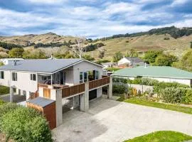 Tui's Retreat - Duvauchelle Holiday Home