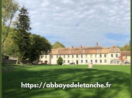 Abbaye de l'Etanche - 2 chambres d'hôtes - Un cadre naturel exceptionnel -, khách sạn giá rẻ ở Rollainville