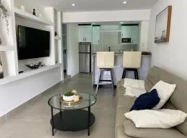 Tropical 2-Bedroom Apt Oasis: Villa Iris Escape