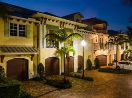 Beautiful Modern 3BR Townhouse Pool Hot Tub