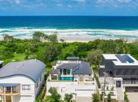 Aquarium House - with direct beach access & pool