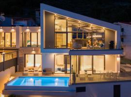 NEW! Villa Flower with 3 en-suite bedrooms, heated pool, sea views, vacation home in Jesenice