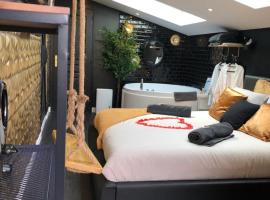 Playroom et Nuit Insolite: Aubie-et-Espessas şehrinde bir ucuz otel