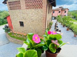 Comfortable apartment in tuscan wine farm, hotel v destinaci Montecarlo