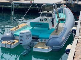 Cbrentboatsalerno – łódź w mieście Salerno