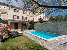 Rustic Villa Stone House with pool in Umag, hotel in Čepljani