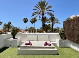 Las Americas Luxury Low-Cost Apartment with Terrace & Views, hotel cerca de Papagayo Beach Club, Playa de las Américas