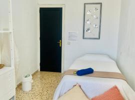 Rustic Room in Palma de Mallorca, NOT complete apartment for rent, only room, lägenhet i Palma de Mallorca