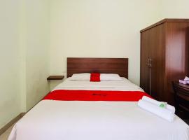 RedDoorz At Teratai Homestay Medan Amplas, hotell med parkeringsplass i Medan