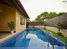 EKOSTAY - Pinewood Villa, Cottage in Alibag