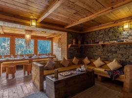 Elivaas Skyline Luxury 4BHK Entire Home in Narkanda, villa i Shimla