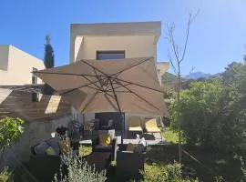 T1 bis avec mezzanine, belle terrasse et jardinet.