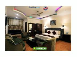 Viesnīca Goroomgo Moon Nainital Near Naini Lake - Parking & Lift Facilities -Hygiene and Spacious Room - Best Seller pilsētā Nainitala