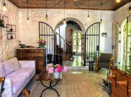 Original stone house with patio in the city center, hotel in Alacati