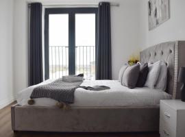 Beautiful two bedroom with balcony in Brentwood, casă de vacanță din Brentwood