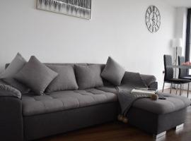 Modern two bedroom in Brentwood London, מלון בBrentwood