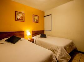HOTEL GRAN VIA, מלון ידידותי לחיות מחמד בCalera y Chozas