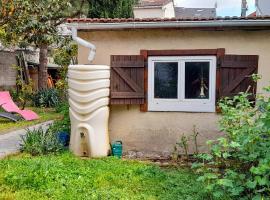 Small Town House with private parking and access to garden, near Paris and all public transport, Hotel in La Courneuve