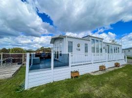 Beautiful 6 Berth Caravan With Decking At Dovercourt Park, Essex Ref 44009g, glamping a Great Oakley