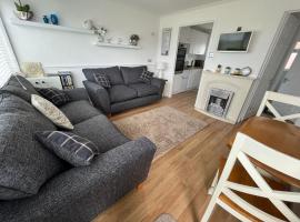 Chalet 145, Hemsby - Two bed chalet, sleeps 5, pet friendly, bed linen and towels included and close to beach!, kalnų namelis Didžiajame Jarmute