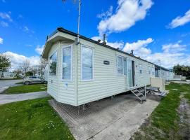 Great 8 Berth Caravan With Wifi At Dovercourt Holiday Park In Essex Ref 44003c, glamping site in Great Oakley