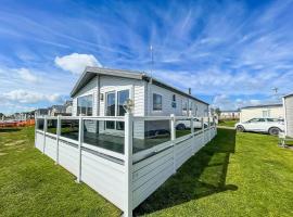 Stunning 6 Berth Lodge With Partial Sea Views In Suffolk Ref 68007cr, hotel in Lowestoft