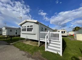 Wonderful 8 Berth Caravan With Wi-fi And Decking At Seawick, Ref 27023sw, hotel in Clacton-on-Sea