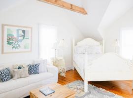 Relaxing guesthouse with pool, stunning views close to beach, maison de vacances à Nantucket