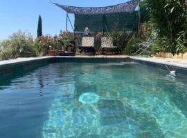 Gîte avec piscine Mes Vacances en Provence à Beaumes de Venise, sumarbústaður í Beaumes-de-Venise
