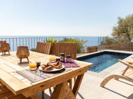 Belle villa vue mer- Erbalunga à 2 pas de la plage, hotel in Brando