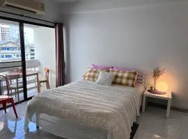 Cozy 1br walk to BTS and Airport Rail Link Close to Malls M11