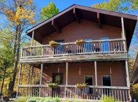 Woodland Lodging Secluded Two-level Unit, villa Bayfieldben