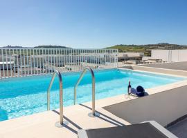 Beautiful Views With Huge Pool In Mosta Penthouse, hotel en Mosta