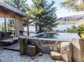 Luxury Lakefront villa, infinity hot tub and sauna, hotel de playa en Grímsnes og Grafningshreppur