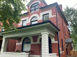 DERBY LUXE 3-story Historic 6 min from Churchill